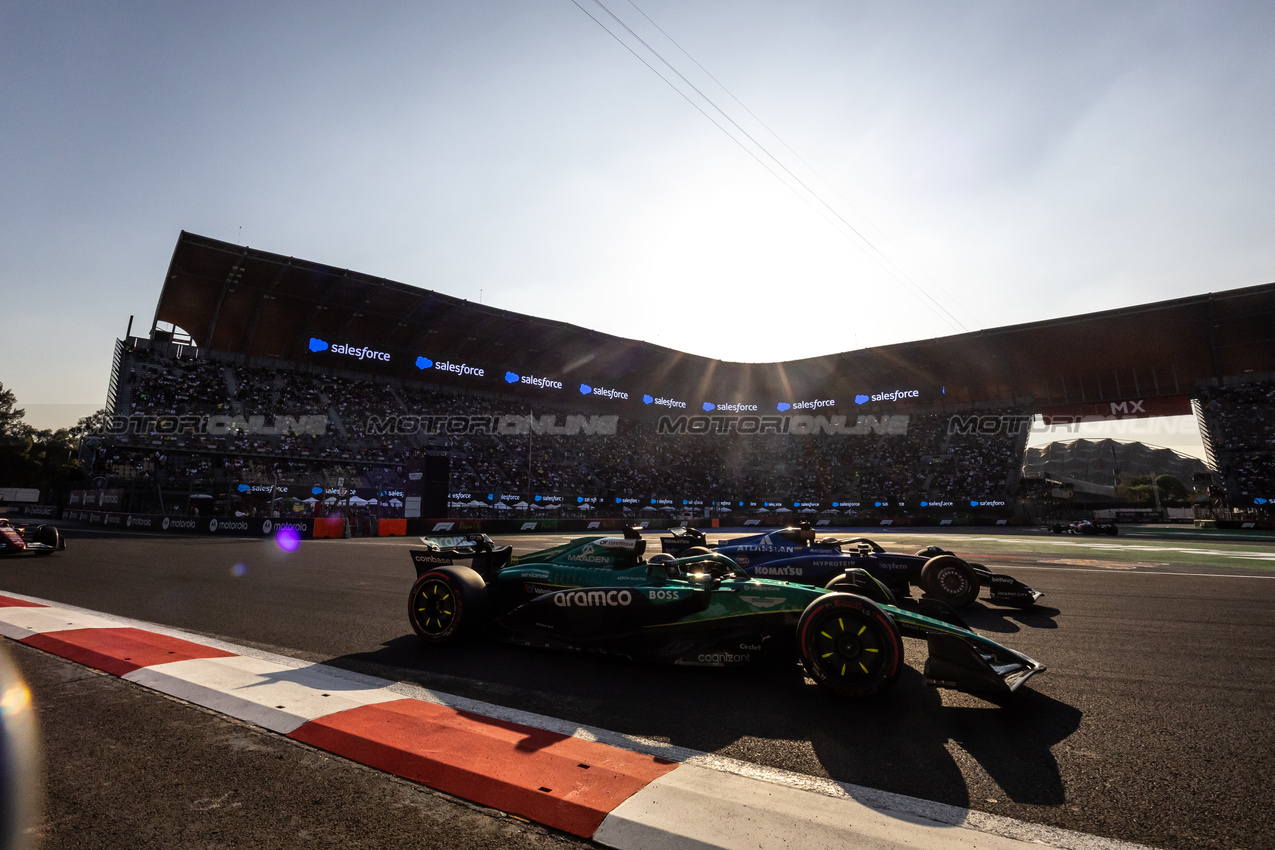 GP MESSICO, Lance Stroll (CDN) Aston Martin F1 Team AMR25 e Alexander Albon (THA) Atlassian Williams Racing FW47.

24.10.2025. Formula 1 World Championship, Rd 20, Mexican Grand Prix, Mexico City, Mexico, Practice Day.

- www.xpbimages.com, EMail: requests@xpbimages.com © Copyright: Bearne / XPB Images