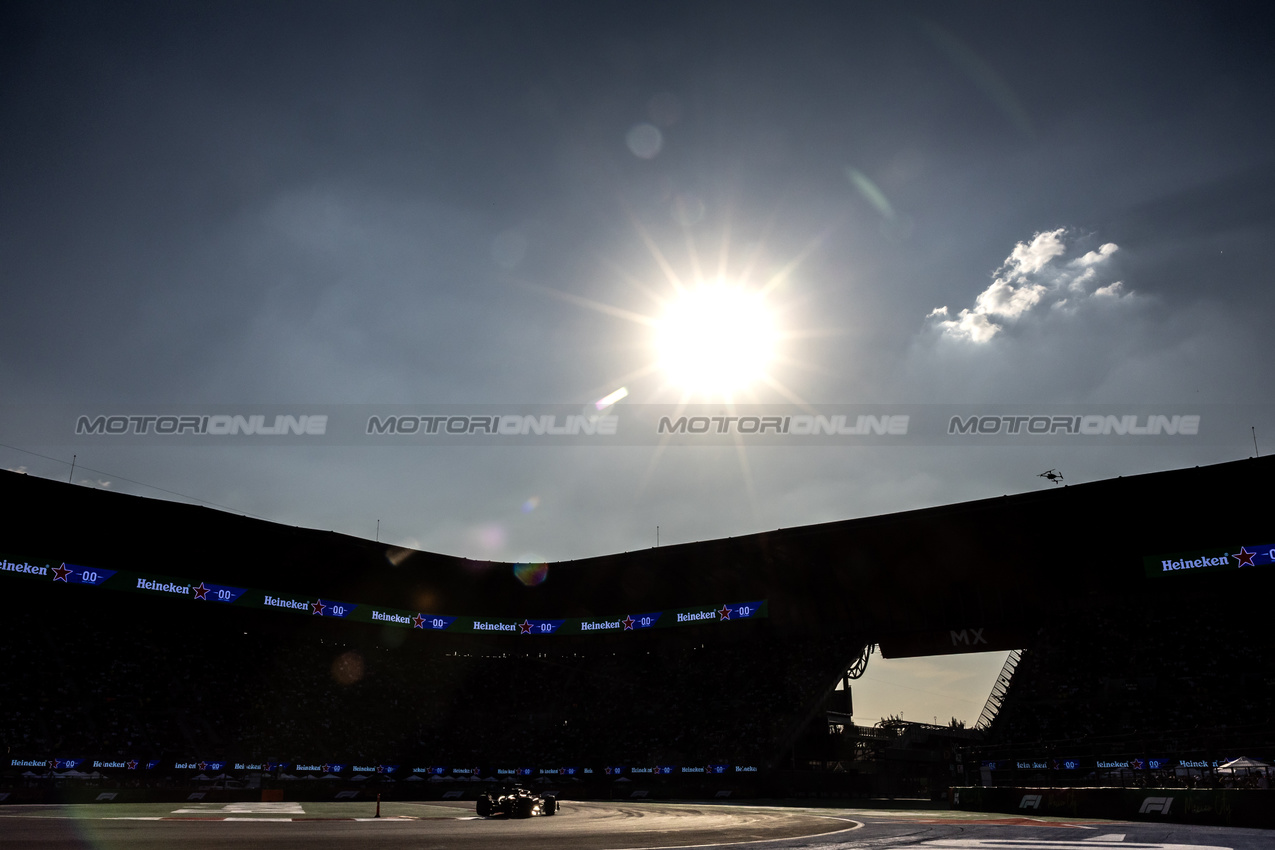 GP MESSICO, Low light action.
24.10.2025. Formula 1 World Championship, Rd 20, Mexican Grand Prix, Mexico City, Mexico, Practice Day.
- www.xpbimages.com, EMail: requests@xpbimages.com © Copyright: Bearne / XPB Images