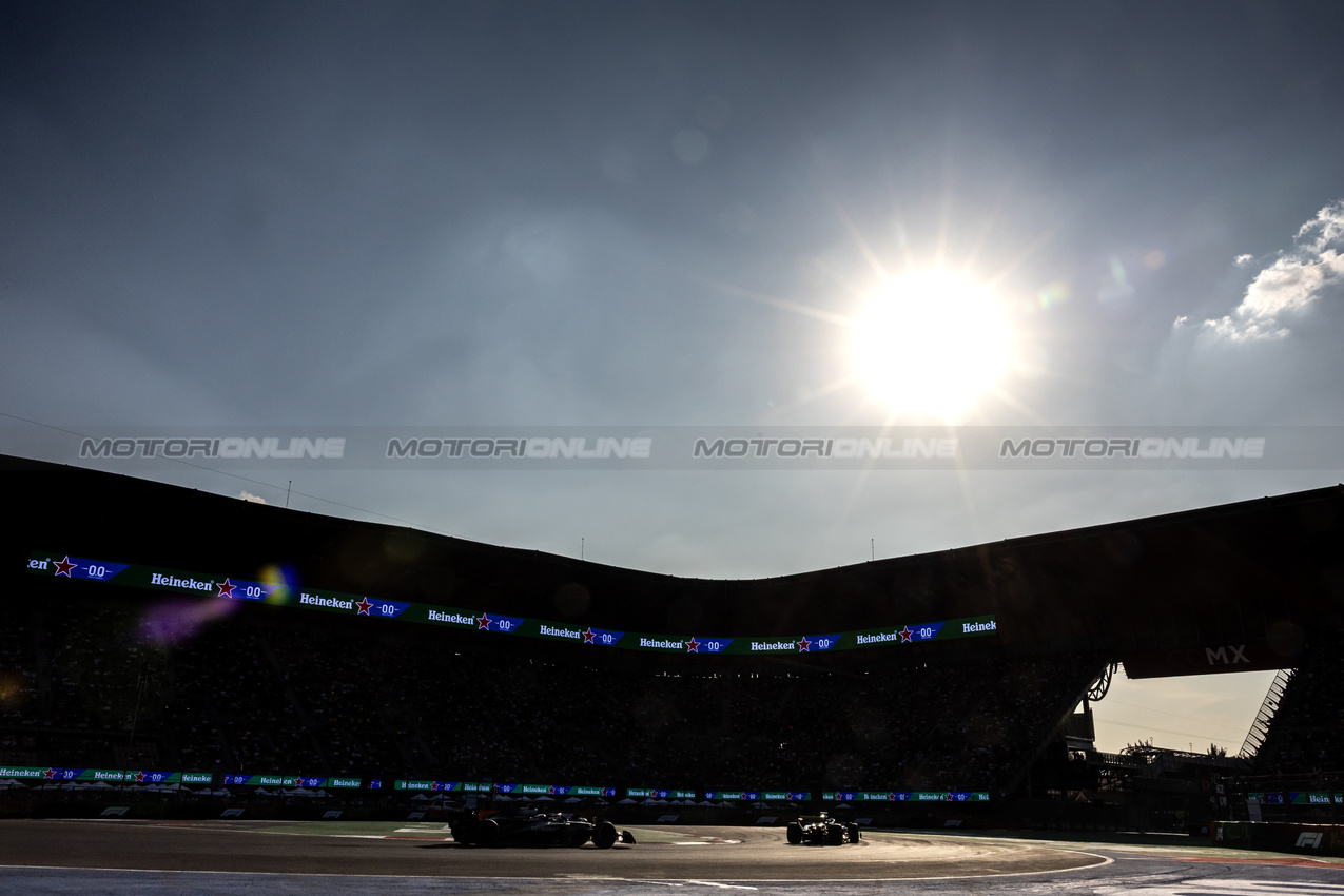 GP MESSICO, George Russell (GBR) Mercedes AMG F1 W16.

24.10.2025. Formula 1 World Championship, Rd 20, Mexican Grand Prix, Mexico City, Mexico, Practice Day.

- www.xpbimages.com, EMail: requests@xpbimages.com © Copyright: Bearne / XPB Images