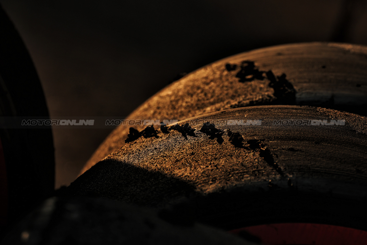 GP MESSICO, Marbles on worn Pirelli tyres.

24.10.2025. Formula 1 World Championship, Rd 20, Mexican Grand Prix, Mexico City, Mexico, Practice Day.

- www.xpbimages.com, EMail: requests@xpbimages.com © Copyright: Moy / XPB Images