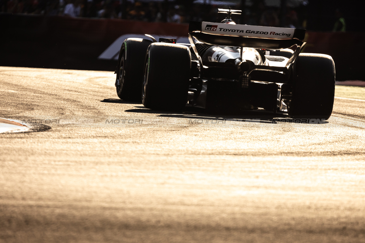 GP MESSICO, Esteban Ocon (FRA) Haas VF-25.
24.10.2025. Formula 1 World Championship, Rd 20, Mexican Grand Prix, Mexico City, Mexico, Practice Day.
- www.xpbimages.com, EMail: requests@xpbimages.com © Copyright: Bearne / XPB Images