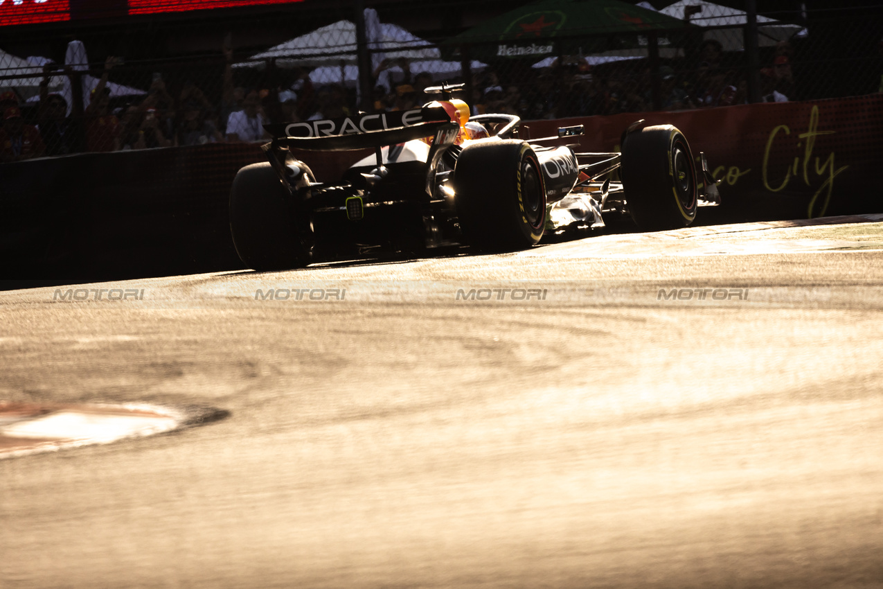 GP MESSICO, Max Verstappen (NLD) Red Bull Racing RB21.
24.10.2025. Formula 1 World Championship, Rd 20, Mexican Grand Prix, Mexico City, Mexico, Practice Day.
- www.xpbimages.com, EMail: requests@xpbimages.com © Copyright: Bearne / XPB Images