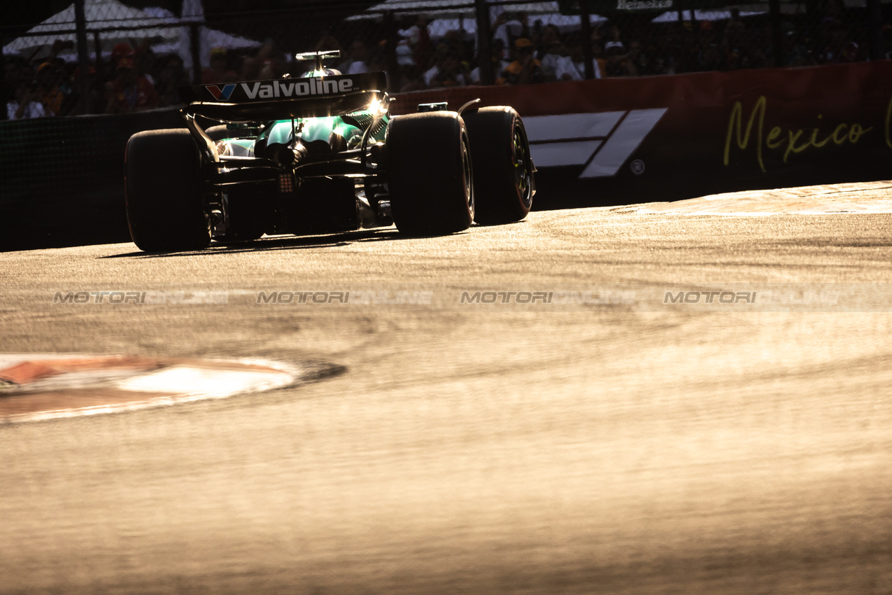 GP MESSICO, Lance Stroll (CDN) Aston Martin F1 Team AMR25.
24.10.2025. Formula 1 World Championship, Rd 20, Mexican Grand Prix, Mexico City, Mexico, Practice Day.
- www.xpbimages.com, EMail: requests@xpbimages.com © Copyright: Bearne / XPB Images