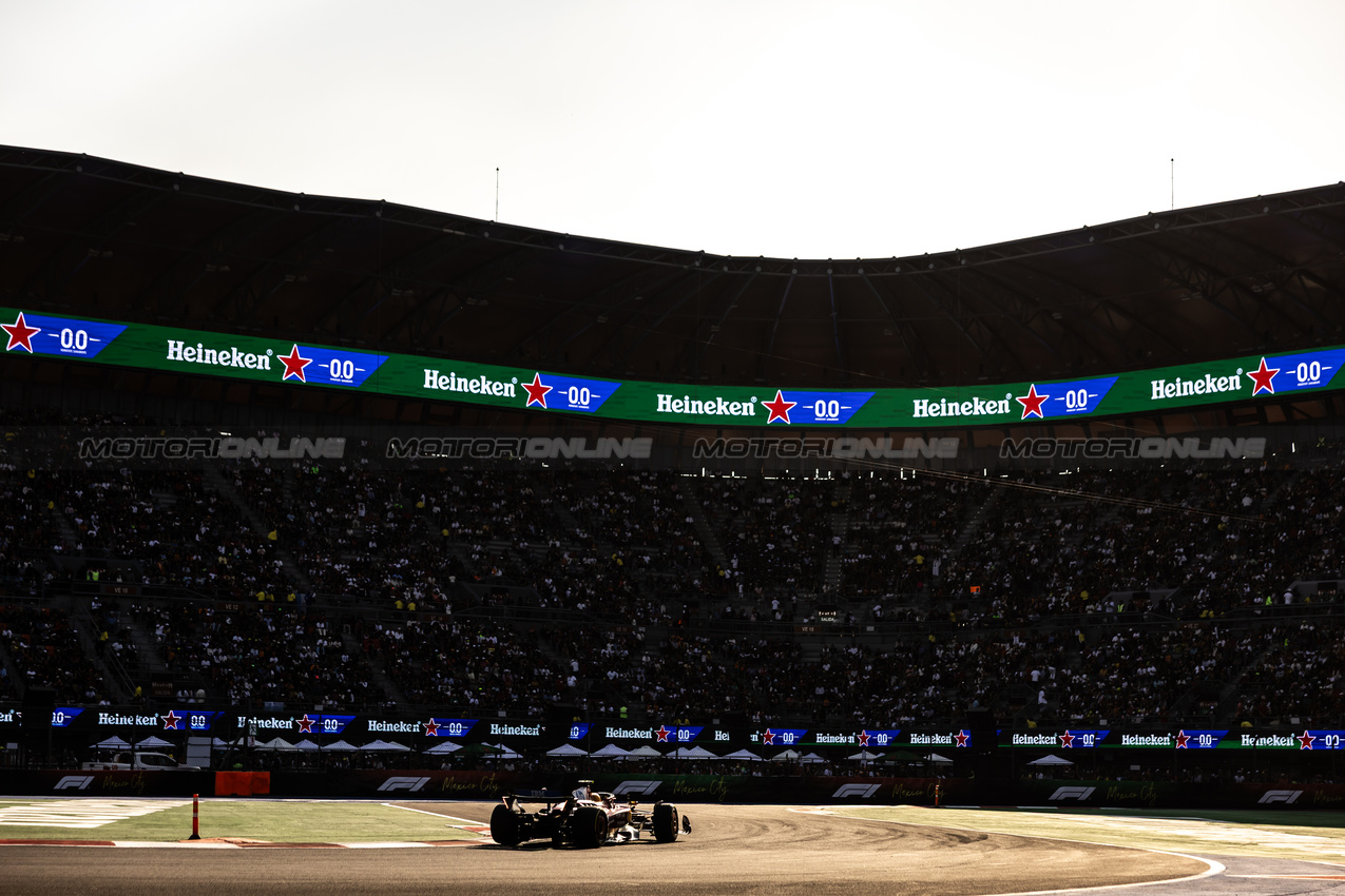 GP MESSICO, Lewis Hamilton (GBR) Ferrari SF-25.
24.10.2025. Formula 1 World Championship, Rd 20, Mexican Grand Prix, Mexico City, Mexico, Practice Day.
- www.xpbimages.com, EMail: requests@xpbimages.com © Copyright: Bearne / XPB Images