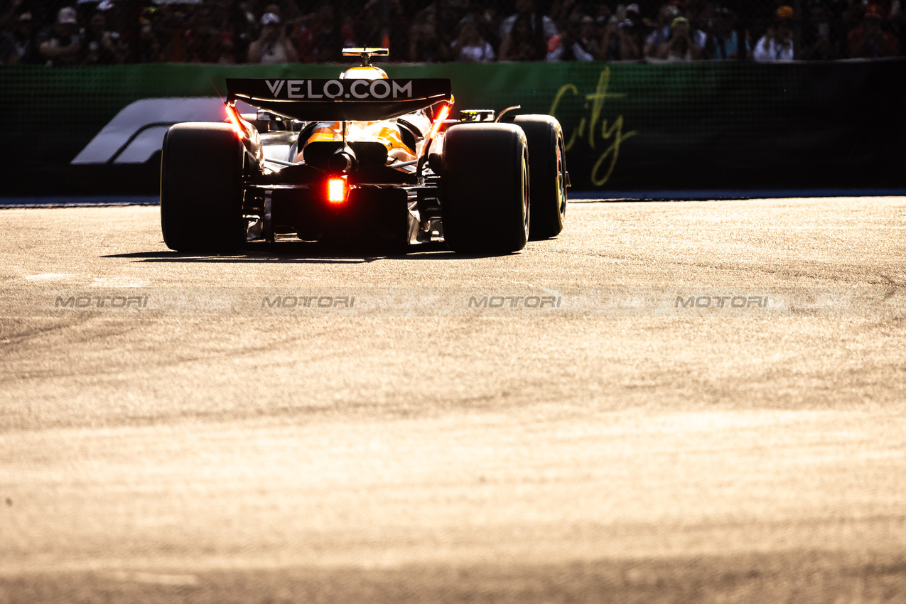 GP MESSICO, Lando Norris (GBR) McLaren MCL39.
24.10.2025. Formula 1 World Championship, Rd 20, Mexican Grand Prix, Mexico City, Mexico, Practice Day.
- www.xpbimages.com, EMail: requests@xpbimages.com © Copyright: Bearne / XPB Images