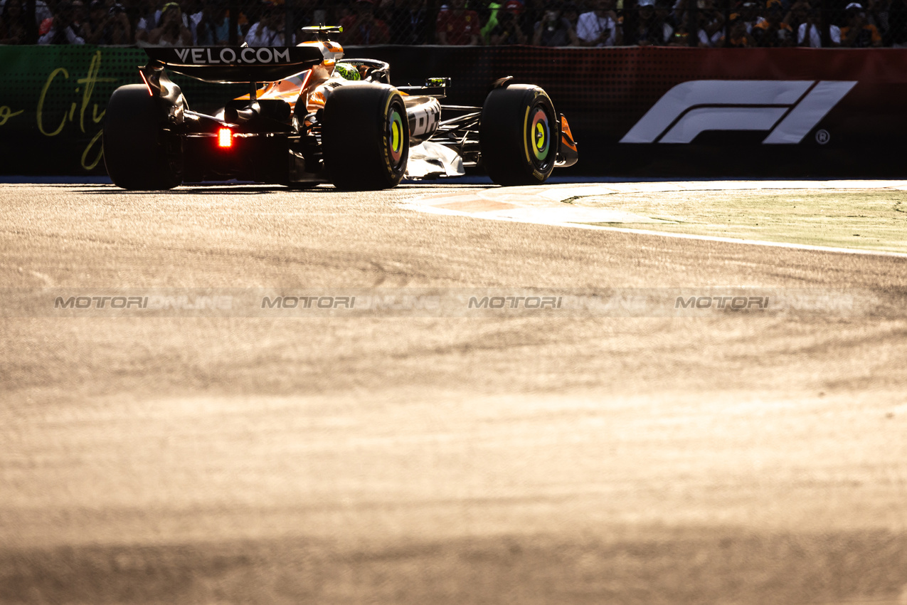 GP MESSICO, Lando Norris (GBR) McLaren MCL39.
24.10.2025. Formula 1 World Championship, Rd 20, Mexican Grand Prix, Mexico City, Mexico, Practice Day.
- www.xpbimages.com, EMail: requests@xpbimages.com © Copyright: Bearne / XPB Images