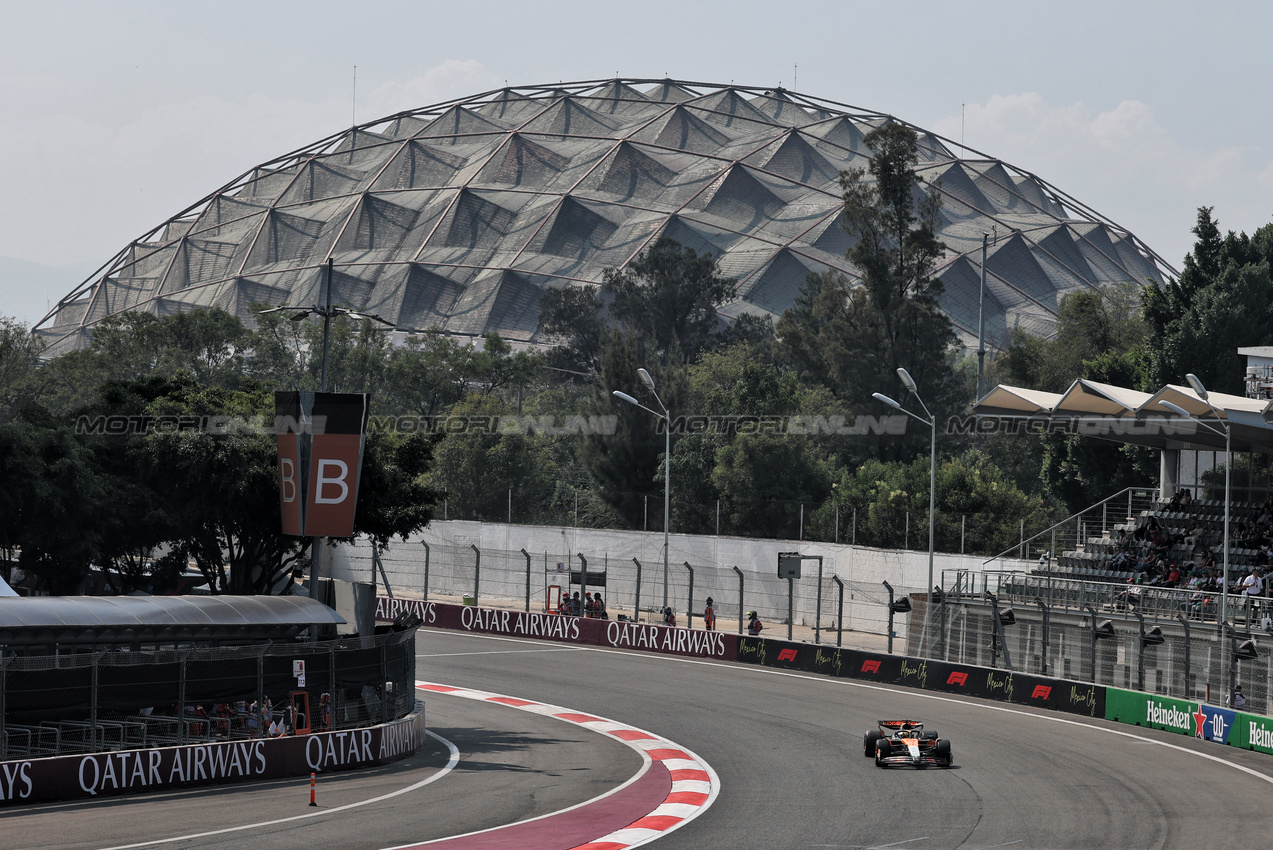 GP MESSICO, Oscar Piastri (AUS) McLaren MCL39.
24.10.2025. Formula 1 World Championship, Rd 20, Mexican Grand Prix, Mexico City, Mexico, Practice Day.
- www.xpbimages.com, EMail: requests@xpbimages.com © Copyright: Moy / XPB Images