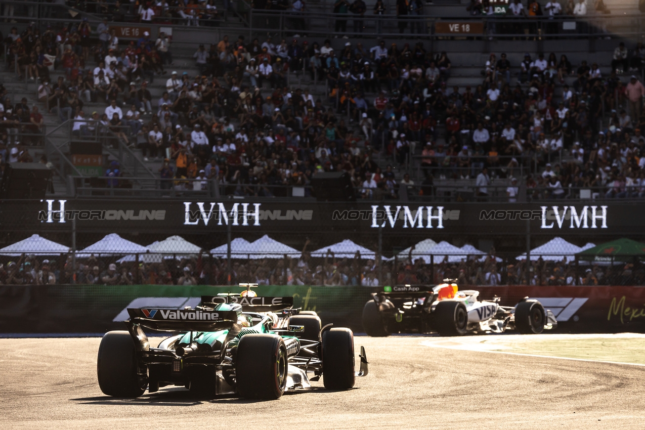 GP MESSICO, Fernando Alonso (ESP) Aston Martin F1 Team AMR25 follows Max Verstappen (NLD) Red Bull Racing RB21.
24.10.2025. Formula 1 World Championship, Rd 20, Mexican Grand Prix, Mexico City, Mexico, Practice Day.
- www.xpbimages.com, EMail: requests@xpbimages.com © Copyright: Bearne / XPB Images