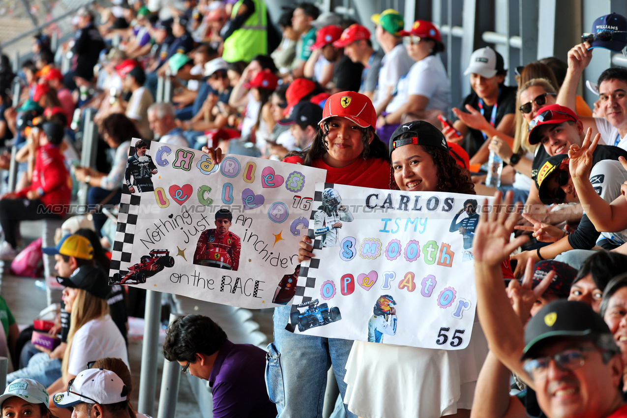 GP MESSICO, Circuit Atmosfera - fans in the grandstand.
24.10.2025. Formula 1 World Championship, Rd 20, Mexican Grand Prix, Mexico City, Mexico, Practice Day.
- www.xpbimages.com, EMail: requests@xpbimages.com © Copyright: Moy / XPB Images