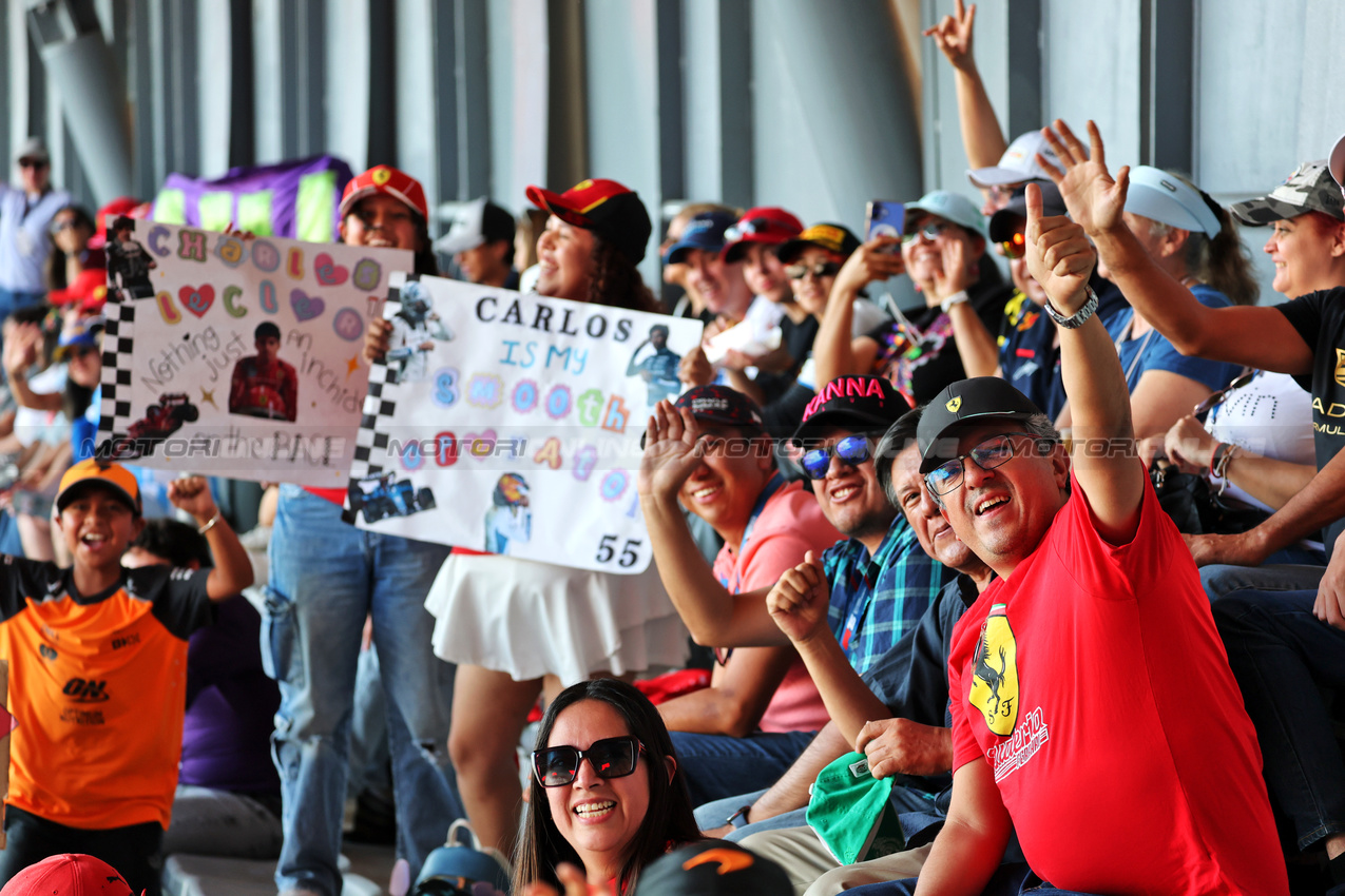 GP MESSICO, Circuit Atmosfera - fans in the grandstand.

24.10.2025. Formula 1 World Championship, Rd 20, Mexican Grand Prix, Mexico City, Mexico, Practice Day.

- www.xpbimages.com, EMail: requests@xpbimages.com © Copyright: Moy / XPB Images