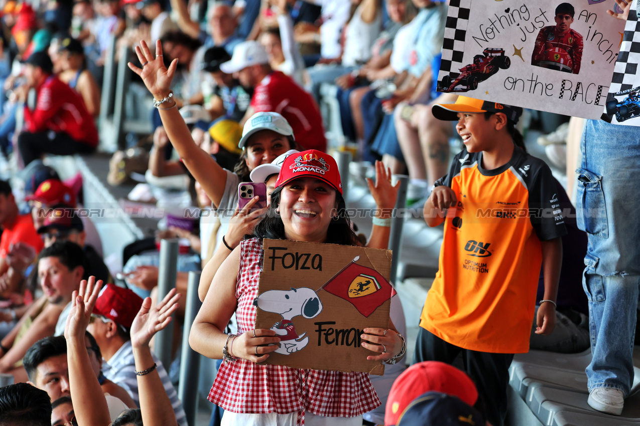 GP MESSICO, Circuit Atmosfera - fans in the grandstand.
24.10.2025. Formula 1 World Championship, Rd 20, Mexican Grand Prix, Mexico City, Mexico, Practice Day.
- www.xpbimages.com, EMail: requests@xpbimages.com © Copyright: Moy / XPB Images