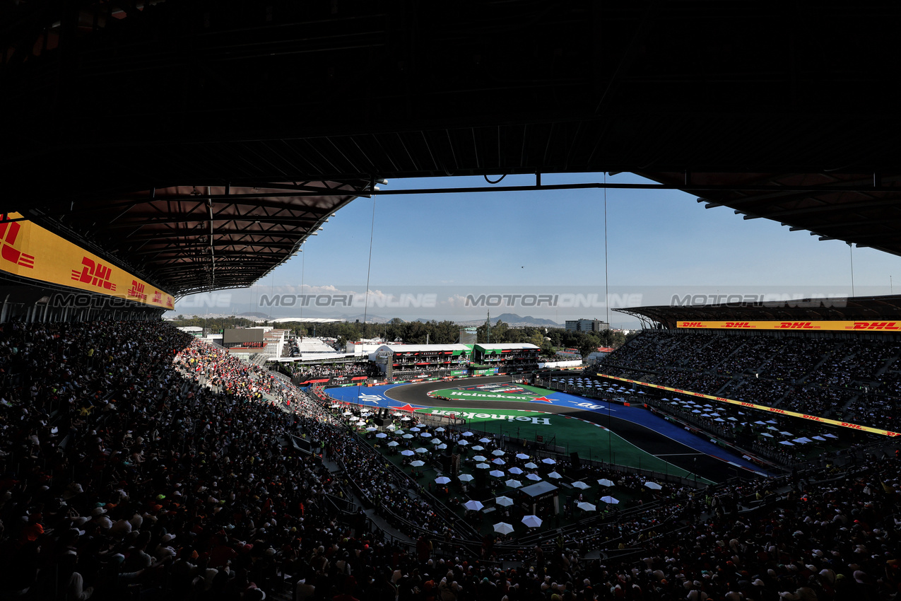 GP MESSICO, Lando Norris (GBR) McLaren MCL39.
24.10.2025. Formula 1 World Championship, Rd 20, Mexican Grand Prix, Mexico City, Mexico, Practice Day.
- www.xpbimages.com, EMail: requests@xpbimages.com © Copyright: Moy / XPB Images