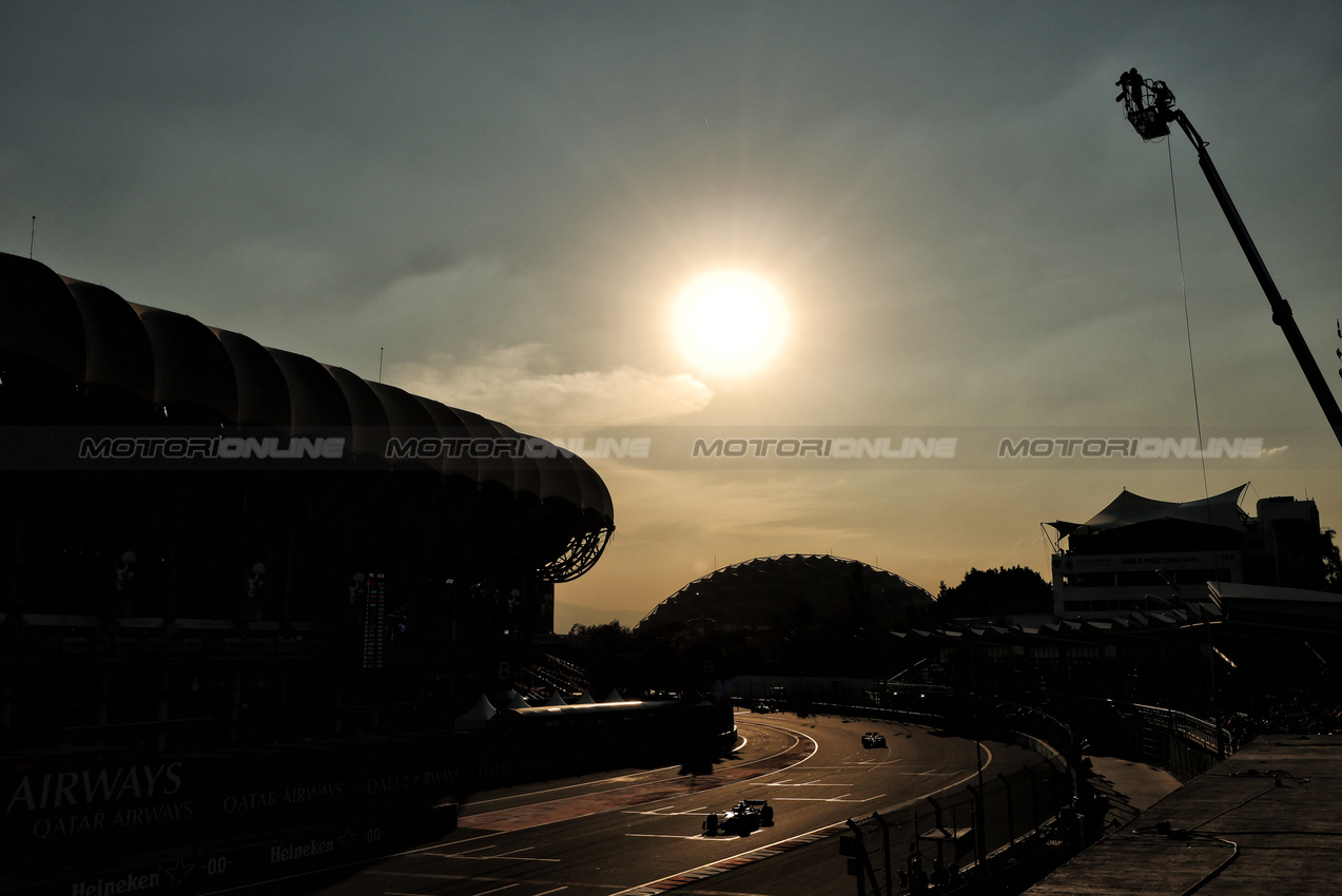 GP MESSICO, Low light action.
24.10.2025. Formula 1 World Championship, Rd 20, Mexican Grand Prix, Mexico City, Mexico, Practice Day.
- www.xpbimages.com, EMail: requests@xpbimages.com © Copyright: Moy / XPB Images