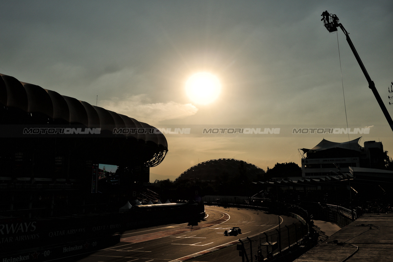 GP MESSICO, Low light action.
24.10.2025. Formula 1 World Championship, Rd 20, Mexican Grand Prix, Mexico City, Mexico, Practice Day.
- www.xpbimages.com, EMail: requests@xpbimages.com © Copyright: Moy / XPB Images