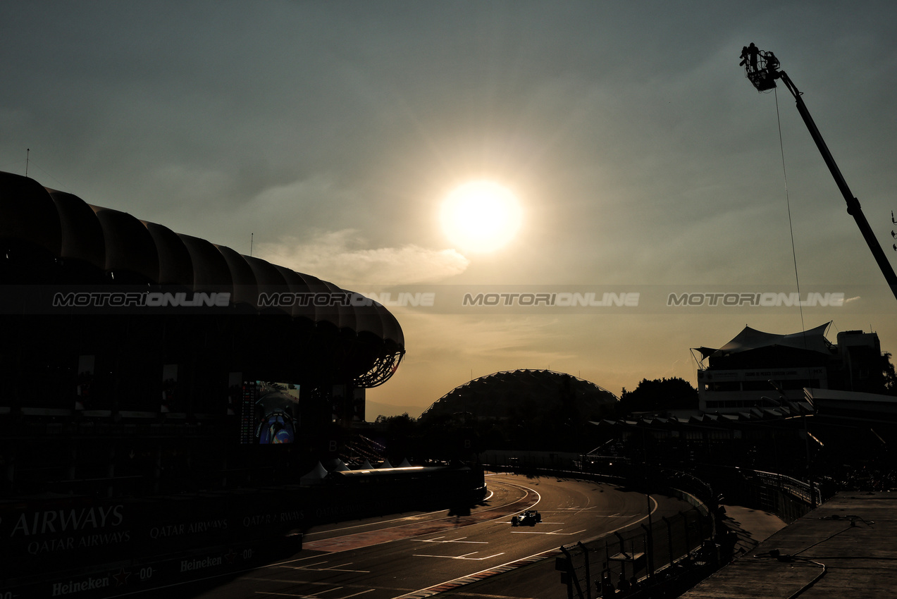 GP MESSICO, Low light action.
24.10.2025. Formula 1 World Championship, Rd 20, Mexican Grand Prix, Mexico City, Mexico, Practice Day.
- www.xpbimages.com, EMail: requests@xpbimages.com © Copyright: Moy / XPB Images