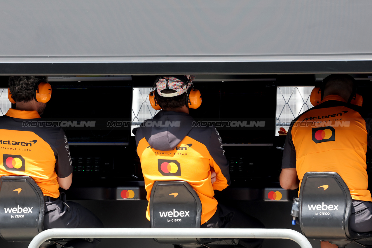 GP MESSICO, Lando Norris (GBR) McLaren on the pit gantry.
24.10.2025. Formula 1 World Championship, Rd 20, Mexican Grand Prix, Mexico City, Mexico, Practice Day.
- www.xpbimages.com, EMail: requests@xpbimages.com © Copyright: Coates / XPB Images