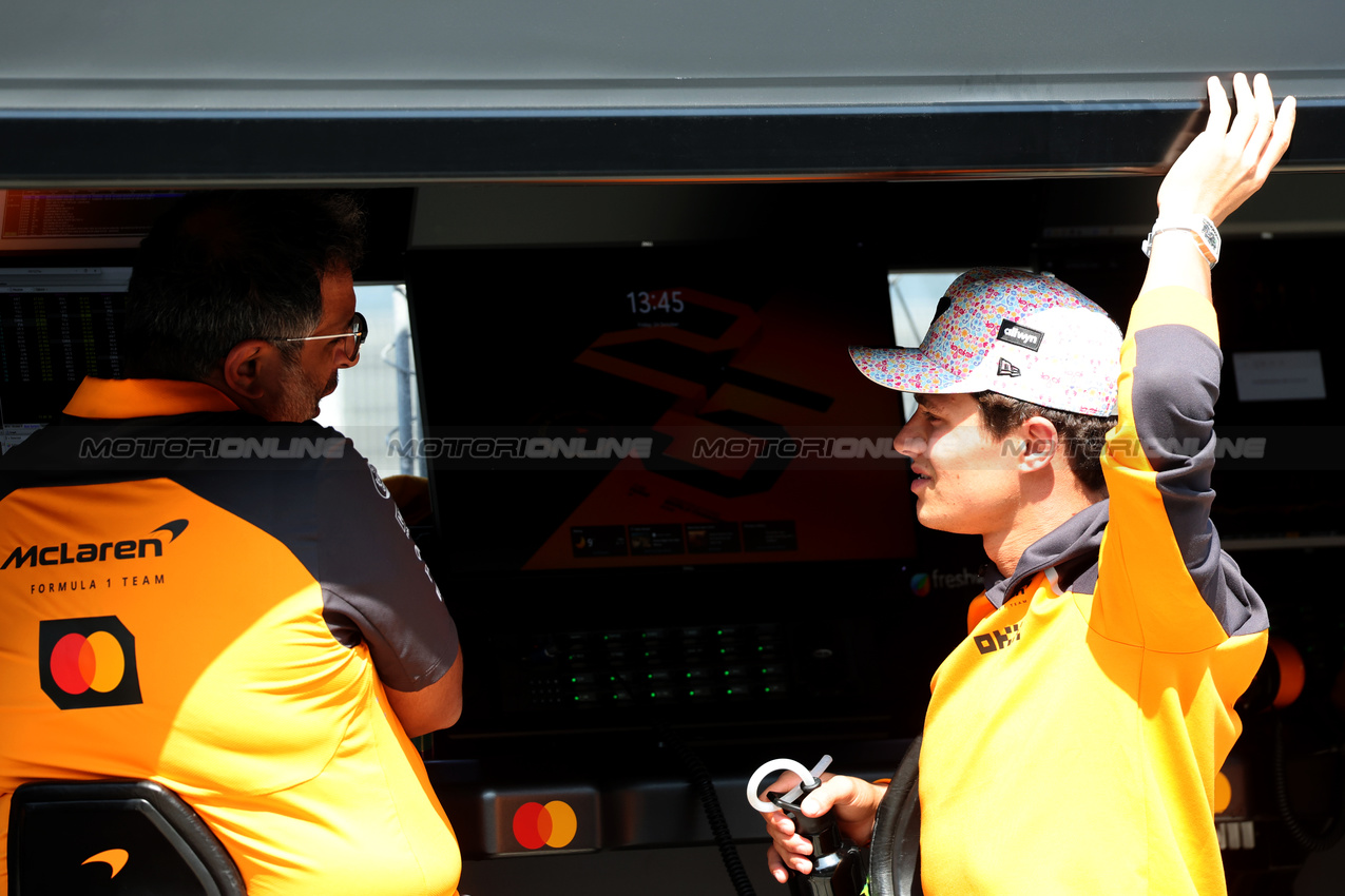 GP MESSICO, (L to R): Randy Singh (GBR) McLaren Strategy e Sporting Director with Lando Norris (GBR) McLaren.
24.10.2025. Formula 1 World Championship, Rd 20, Mexican Grand Prix, Mexico City, Mexico, Practice Day.
- www.xpbimages.com, EMail: requests@xpbimages.com © Copyright: Coates / XPB Images