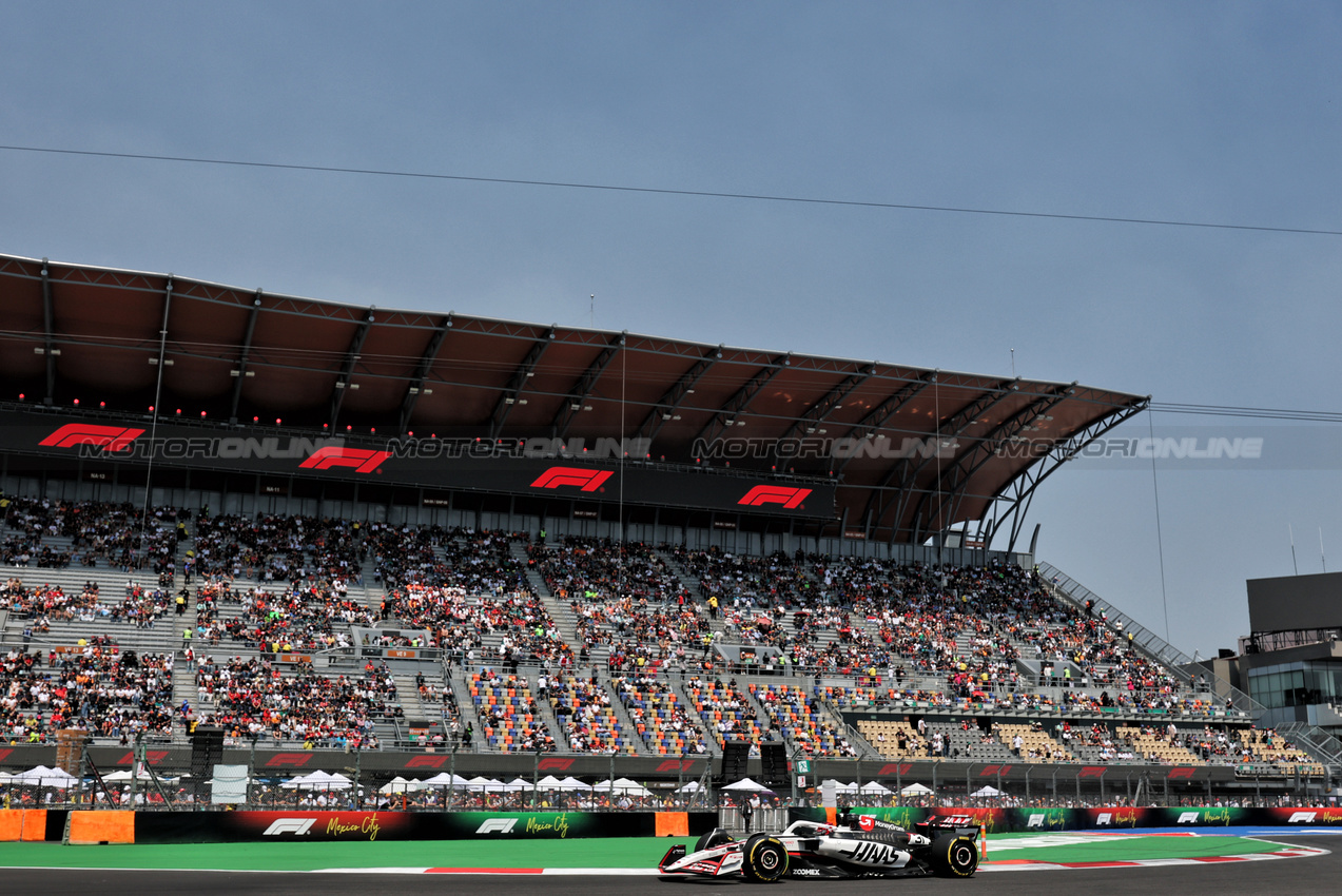 GP MESSICO, Esteban Ocon (FRA) Haas VF-25.

24.10.2025. Formula 1 World Championship, Rd 20, Mexican Grand Prix, Mexico City, Mexico, Practice Day.

- www.xpbimages.com, EMail: requests@xpbimages.com © Copyright: Moy / XPB Images