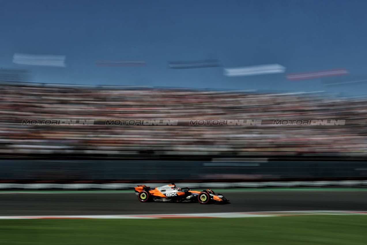 GP MESSICO, Oscar Piastri (AUS) McLaren MCL39.

25.10.2025. Formula 1 World Championship, Rd 20, Mexican Grand Prix, Mexico City, Mexico, Qualifiche Day.

- www.xpbimages.com, EMail: requests@xpbimages.com © Copyright: Charniaux / XPB Images