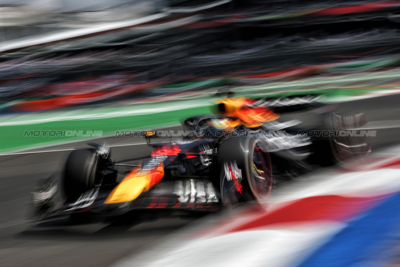GP MESSICO, Arvid Lindblad (GBR) Red Bull Racing RB21 Junior Driver.

24.10.2025. Formula 1 World Championship, Rd 20, Mexican Grand Prix, Mexico City, Mexico, Practice Day.

- www.xpbimages.com, EMail: requests@xpbimages.com © Copyright: Moy / XPB Images