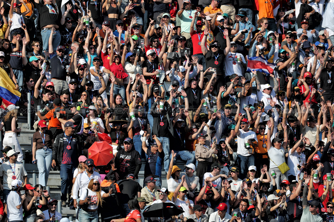 GP MESSICO, Circuit Atmosfera - fans in the grandstand.

25.10.2025. Formula 1 World Championship, Rd 20, Mexican Grand Prix, Mexico City, Mexico, Qualifiche Day.

- www.xpbimages.com, EMail: requests@xpbimages.com © Copyright: Moy / XPB Images