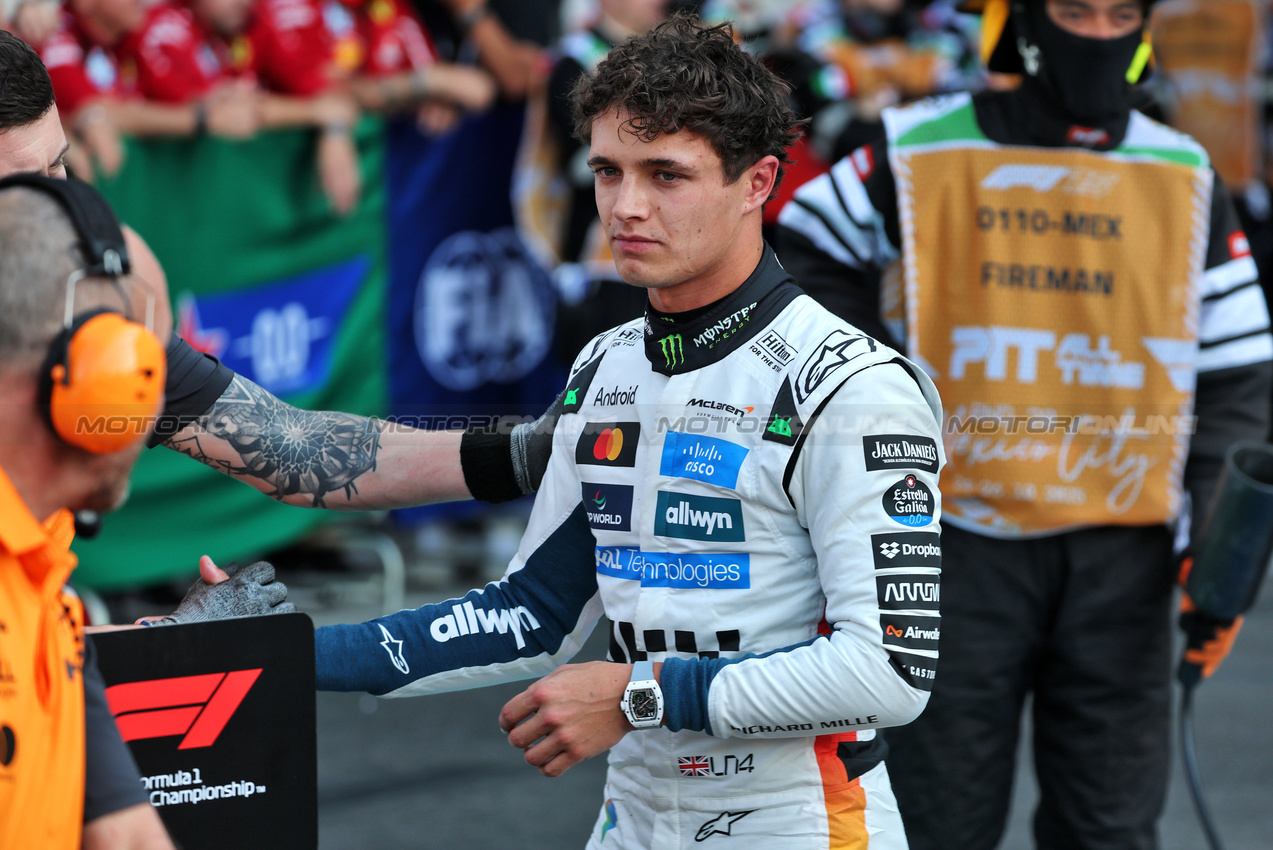 GP MESSICO, Pole sitter Lando Norris (GBR) McLaren in qualifying parc ferme.

25.10.2025. Formula 1 World Championship, Rd 20, Mexican Grand Prix, Mexico City, Mexico, Qualifiche Day.

- www.xpbimages.com, EMail: requests@xpbimages.com © Copyright: Batchelor / XPB Images
