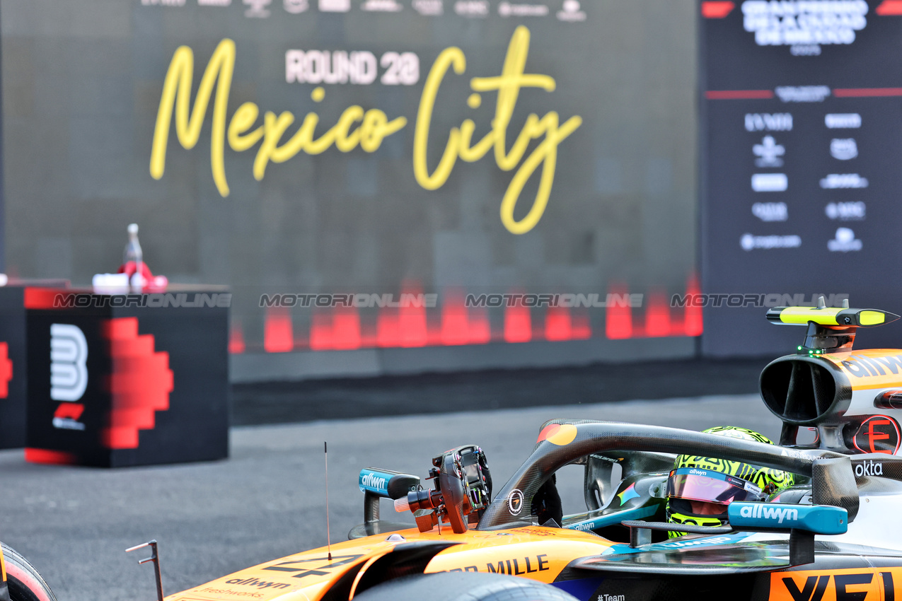 GP MESSICO, Pole sitter Lando Norris (GBR) McLaren MCL39 in qualifying parc ferme.

25.10.2025. Formula 1 World Championship, Rd 20, Mexican Grand Prix, Mexico City, Mexico, Qualifiche Day.

- www.xpbimages.com, EMail: requests@xpbimages.com © Copyright: Batchelor / XPB Images