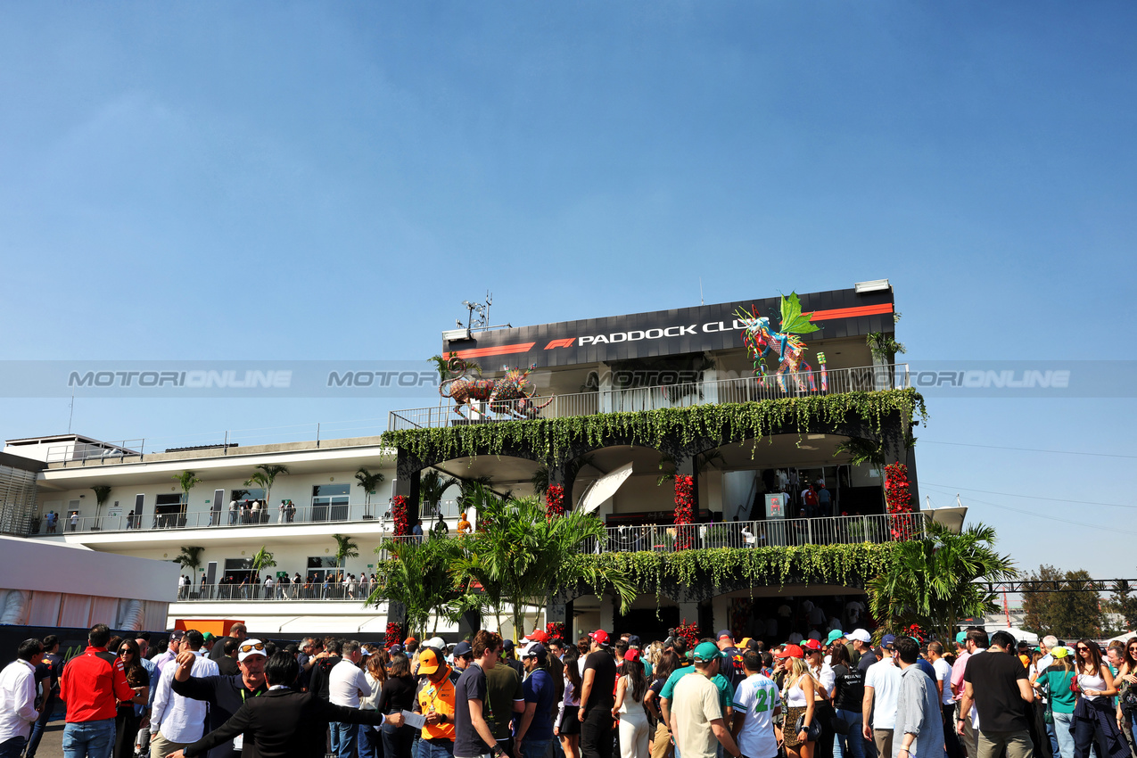 GP MESSICO, Circuit Atmosfera - Paddock Club.
25.10.2025. Formula 1 World Championship, Rd 20, Mexican Grand Prix, Mexico City, Mexico, Qualifiche Day.
- www.xpbimages.com, EMail: requests@xpbimages.com © Copyright: Bearne / XPB Images