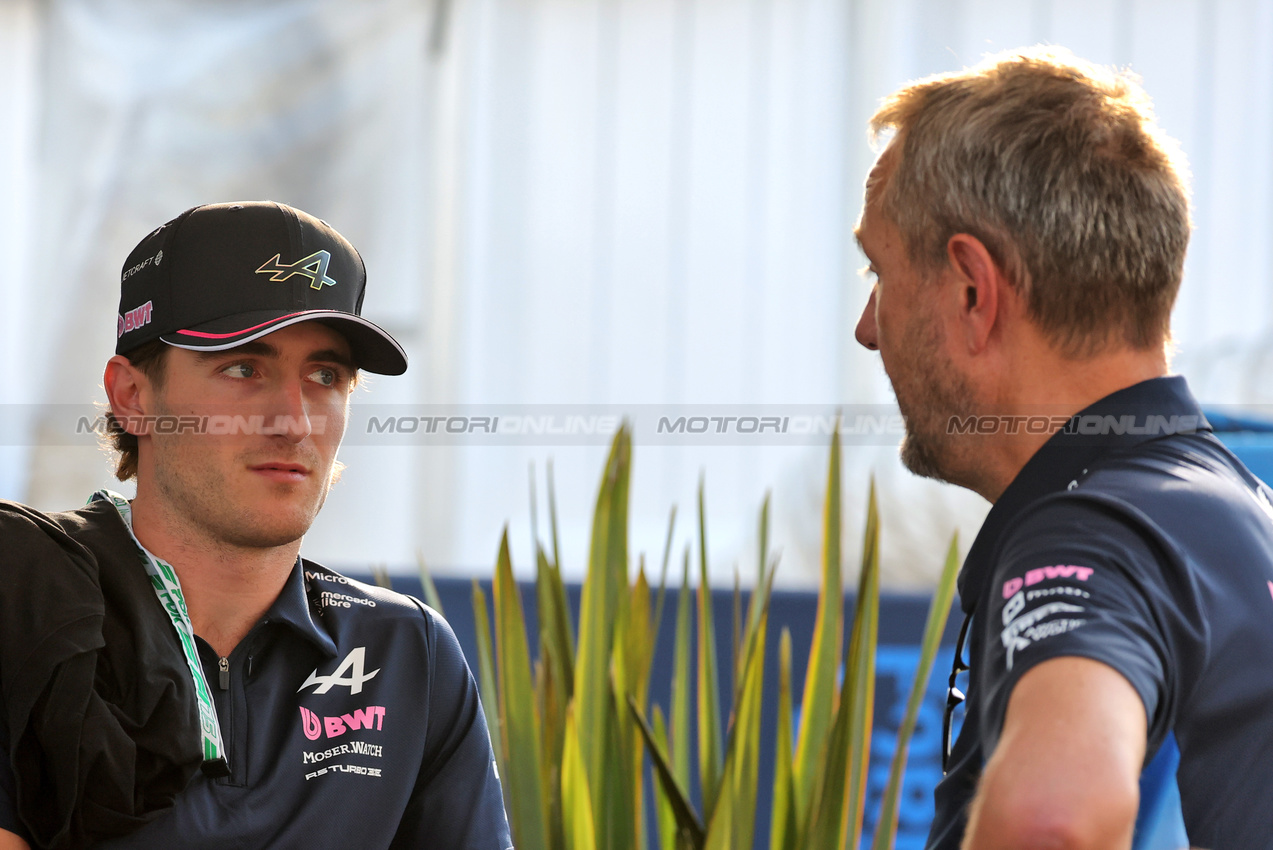 GP MESSICO, (L to R): Jack Doohan (AUS) Alpine F1 Team Reserve Driver with Steve Nielsen (GBR) Alpine F1 Team Managing Director.
25.10.2025. Formula 1 World Championship, Rd 20, Mexican Grand Prix, Mexico City, Mexico, Qualifiche Day.
- www.xpbimages.com, EMail: requests@xpbimages.com © Copyright: Moy / XPB Images