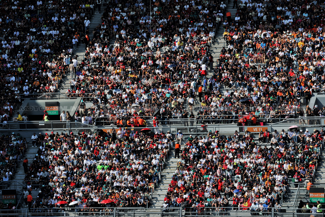 GP MESSICO, Circuit Atmosfera - fans in the grandstand.
25.10.2025. Formula 1 World Championship, Rd 20, Mexican Grand Prix, Mexico City, Mexico, Qualifiche Day.
- www.xpbimages.com, EMail: requests@xpbimages.com © Copyright: Moy / XPB Images