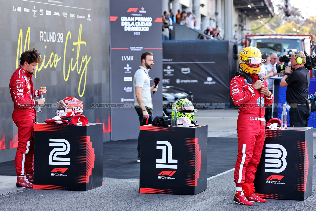 GP MESSICO, (L to R): Second placed Charles Leclerc (MON) Ferrari in qualifying parc ferme with third placed team mate Lewis Hamilton (GBR) Ferrari.

25.10.2025. Formula 1 World Championship, Rd 20, Mexican Grand Prix, Mexico City, Mexico, Qualifiche Day.

- www.xpbimages.com, EMail: requests@xpbimages.com © Copyright: Charniaux / XPB Images