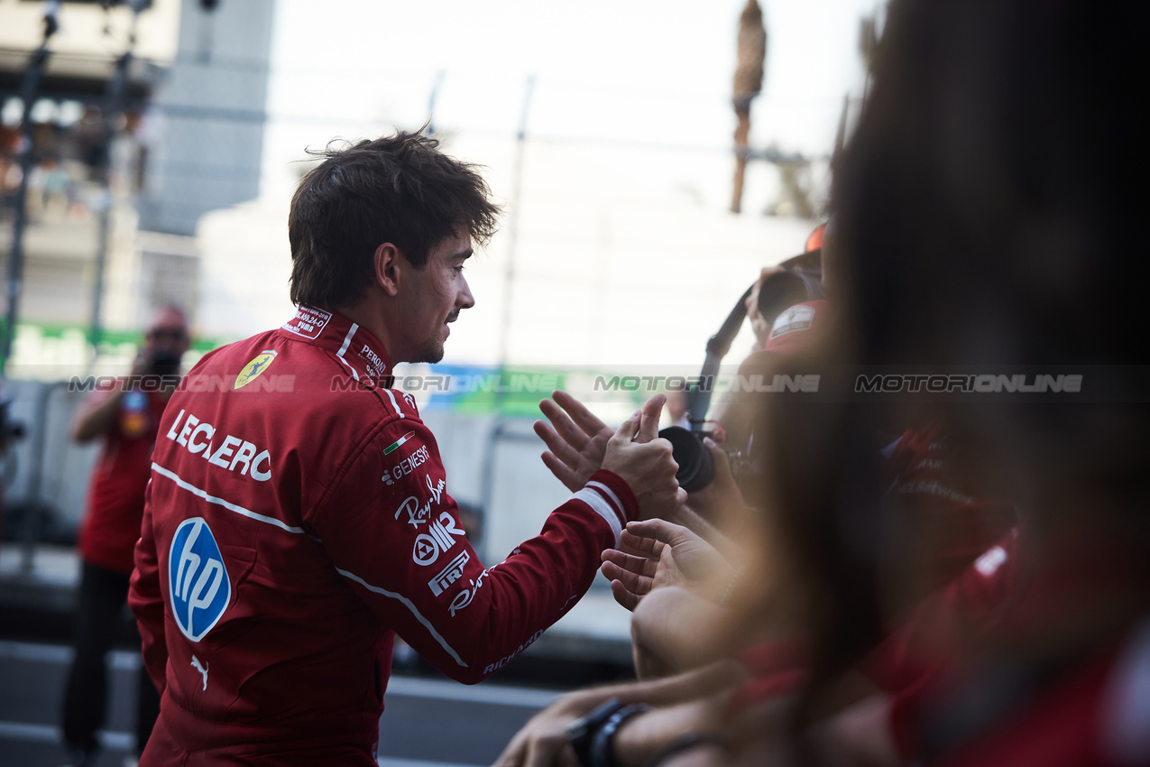 GP MESSICO, Charles Leclerc (MON) Ferrari celebrates his second position in qualifying parc ferme.
25.10.2025. Formula 1 World Championship, Rd 20, Mexican Grand Prix, Mexico City, Mexico, Qualifiche Day.
- www.xpbimages.com, EMail: requests@xpbimages.com © Copyright: XPB Images