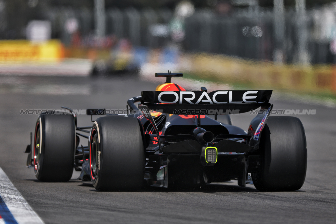 GP MESSICO, Arvid Lindblad (GBR) Red Bull Racing RB21 Junior Driver.

24.10.2025. Formula 1 World Championship, Rd 20, Mexican Grand Prix, Mexico City, Mexico, Practice Day.

- www.xpbimages.com, EMail: requests@xpbimages.com © Copyright: Charniaux / XPB Images