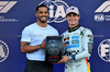GP MESSICO, (L to R): Rome Flynn (USA) Actor presents the Pirelli Pole Position Award to Lando Norris (GBR) McLaren in qualifying parc ferme.
25.10.2025. Formula 1 World Championship, Rd 20, Mexican Grand Prix, Mexico City, Mexico, Qualifiche Day.
- www.xpbimages.com, EMail: requests@xpbimages.com © Copyright: Batchelor / XPB Images