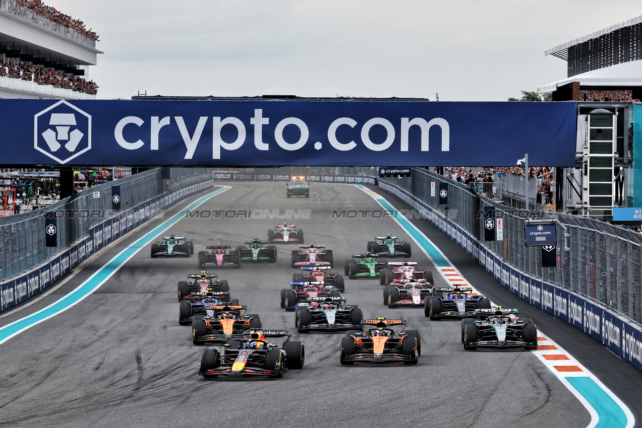 GP MIAMI, Max Verstappen (NLD) Red Bull Racing RB21 davanti a Lando Norris (GBR) McLaren MCL39 at the partenza of the race.

04.05.2025. Formula 1 World Championship, Rd 6, Miami Grand Prix, Miami, Florida, USA, Gara Day.

- www.xpbimages.com, EMail: requests@xpbimages.com © Copyright: Moy / XPB Images
