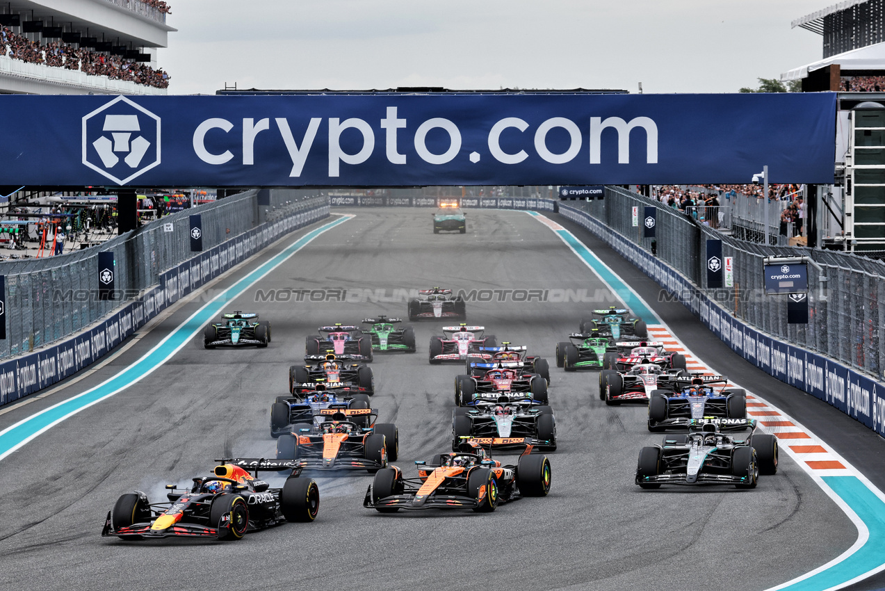 GP MIAMI, Max Verstappen (NLD) Red Bull Racing RB21 davanti a Lando Norris (GBR) McLaren MCL39 at the partenza of the race.

04.05.2025. Formula 1 World Championship, Rd 6, Miami Grand Prix, Miami, Florida, USA, Gara Day.

- www.xpbimages.com, EMail: requests@xpbimages.com © Copyright: Moy / XPB Images