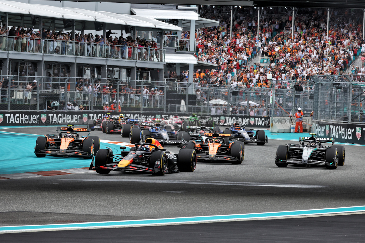 GP MIAMI, Max Verstappen (NLD) Red Bull Racing RB21 runs Lando Norris (GBR) McLaren MCL39 wide at the partenza of the race.

04.05.2025. Formula 1 World Championship, Rd 6, Miami Grand Prix, Miami, Florida, USA, Gara Day.

- www.xpbimages.com, EMail: requests@xpbimages.com © Copyright: Bearne / XPB Images