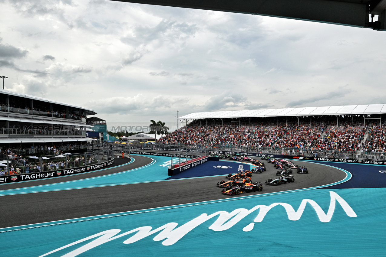 GP MIAMI, Max Verstappen (NLD) Red Bull Racing RB21 davanti a Lando Norris (GBR) McLaren MCL39 e Oscar Piastri (AUS) McLaren MCL39 at the partenza of the race.

04.05.2025. Formula 1 World Championship, Rd 6, Miami Grand Prix, Miami, Florida, USA, Gara Day.

- www.xpbimages.com, EMail: requests@xpbimages.com © Copyright: Price / XPB Images