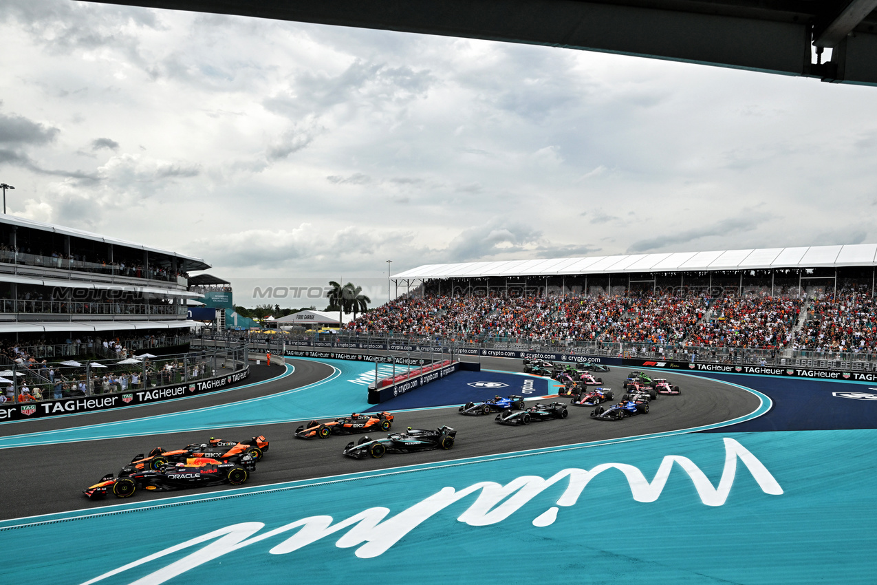 GP MIAMI, Max Verstappen (NLD) Red Bull Racing RB21 davanti a Lando Norris (GBR) McLaren MCL39 e Oscar Piastri (AUS) McLaren MCL39 at the partenza of the race.

04.05.2025. Formula 1 World Championship, Rd 6, Miami Grand Prix, Miami, Florida, USA, Gara Day.

- www.xpbimages.com, EMail: requests@xpbimages.com © Copyright: Price / XPB Images