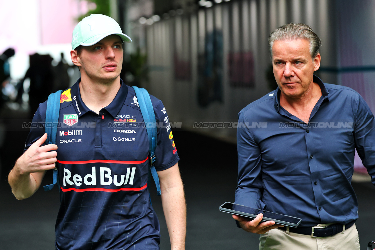GP MIAMI, (L to R): Max Verstappen (NLD) Red Bull Racing with Raymond Vermeulen (NLD) Driver Manager.

04.05.2025. Formula 1 World Championship, Rd 6, Miami Grand Prix, Miami, Florida, USA, Gara Day.

- www.xpbimages.com, EMail: requests@xpbimages.com © Copyright: Batchelor / XPB Images