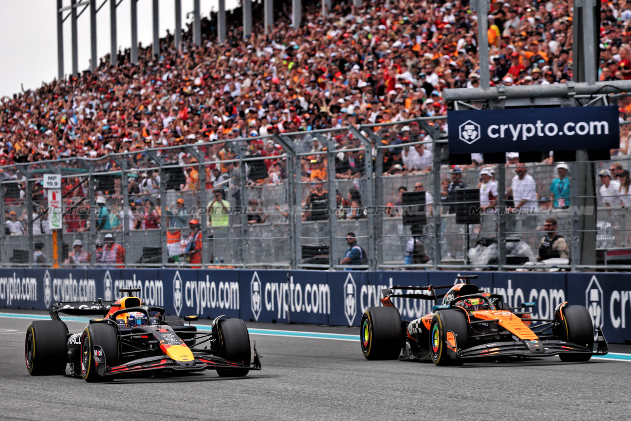 GP MIAMI, Max Verstappen (NLD) Red Bull Racing RB21 e Oscar Piastri (AUS) McLaren MCL39 battle for position.

04.05.2025. Formula 1 World Championship, Rd 6, Miami Grand Prix, Miami, Florida, USA, Gara Day.

- www.xpbimages.com, EMail: requests@xpbimages.com © Copyright: Batchelor / XPB Images
