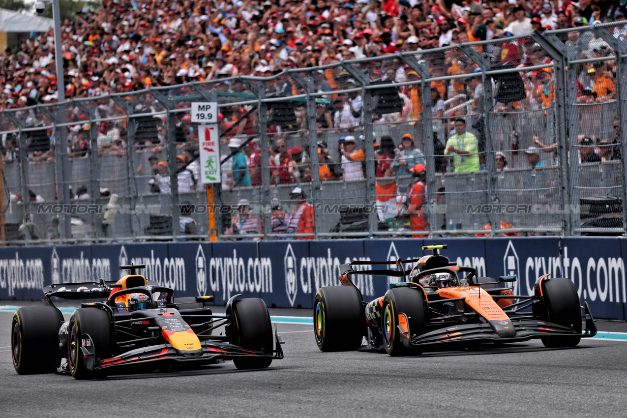 GP MIAMI, Max Verstappen (NLD) Red Bull Racing RB21 e Oscar Piastri (AUS) McLaren MCL39 battle for position.

04.05.2025. Formula 1 World Championship, Rd 6, Miami Grand Prix, Miami, Florida, USA, Gara Day.

- www.xpbimages.com, EMail: requests@xpbimages.com © Copyright: Batchelor / XPB Images