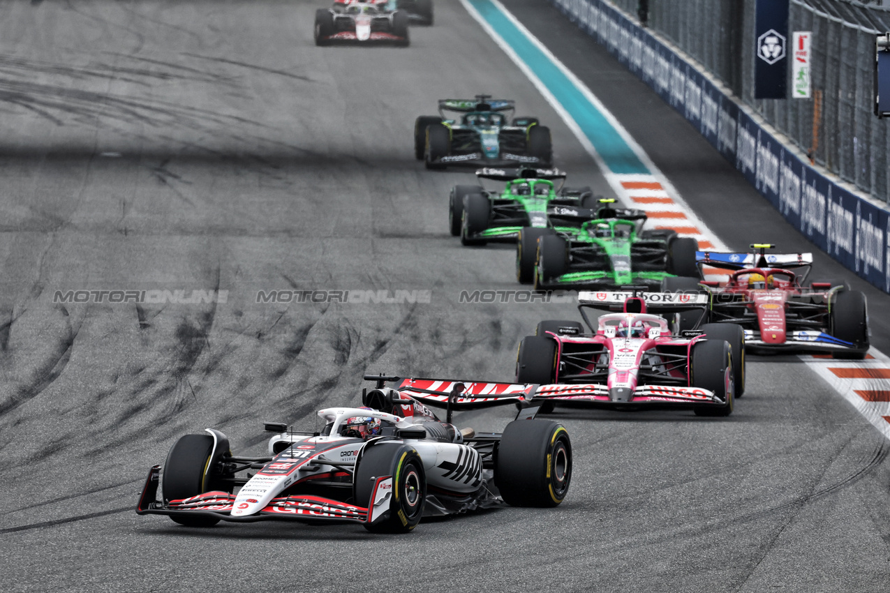 GP MIAMI, Esteban Ocon (FRA) Haas VF-25.

04.05.2025. Formula 1 World Championship, Rd 6, Miami Grand Prix, Miami, Florida, USA, Gara Day.

- www.xpbimages.com, EMail: requests@xpbimages.com © Copyright: Moy / XPB Images