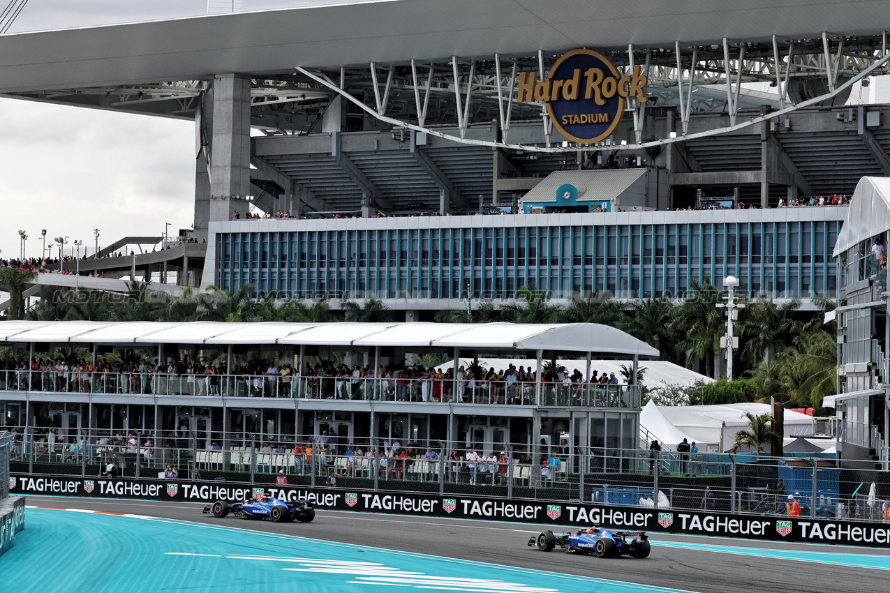 GP MIAMI, Carlos Sainz (ESP) Atlassian Williams Racing FW46 davanti a Alexander Albon (THA) Atlassian Williams Racing FW47.

04.05.2025. Formula 1 World Championship, Rd 6, Miami Grand Prix, Miami, Florida, USA, Gara Day.

- www.xpbimages.com, EMail: requests@xpbimages.com © Copyright: Moy / XPB Images