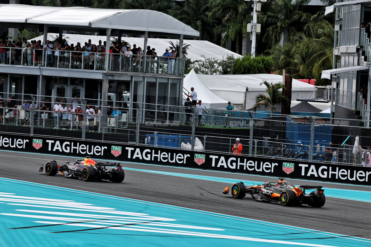 GP MIAMI, Max Verstappen (NLD) Red Bull Racing RB21 davanti a Oscar Piastri (AUS) McLaren MCL39.

04.05.2025. Formula 1 World Championship, Rd 6, Miami Grand Prix, Miami, Florida, USA, Gara Day.

- www.xpbimages.com, EMail: requests@xpbimages.com © Copyright: Moy / XPB Images