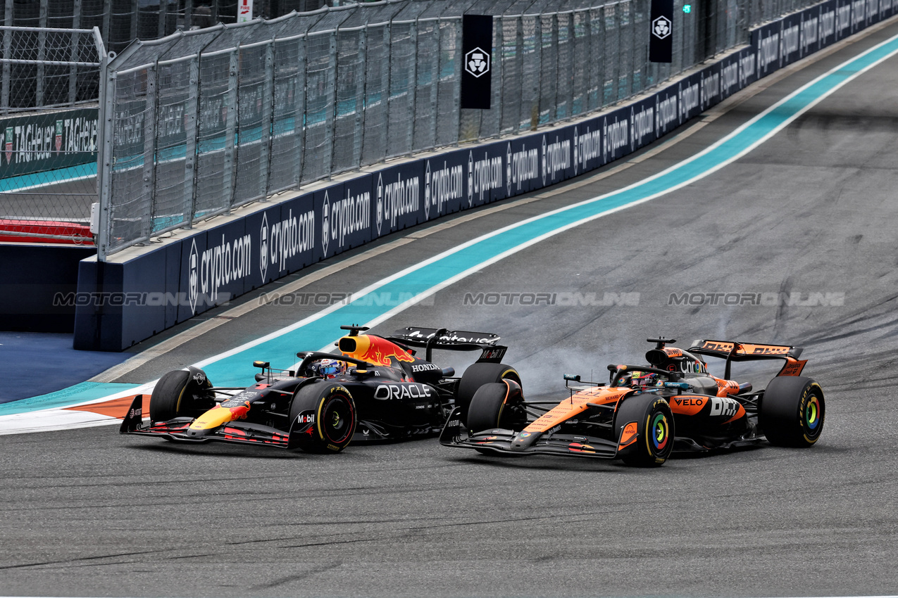 GP MIAMI, Max Verstappen (NLD) Red Bull Racing RB21 e Oscar Piastri (AUS) McLaren MCL39 battle for position.

04.05.2025. Formula 1 World Championship, Rd 6, Miami Grand Prix, Miami, Florida, USA, Gara Day.

- www.xpbimages.com, EMail: requests@xpbimages.com © Copyright: Moy / XPB Images