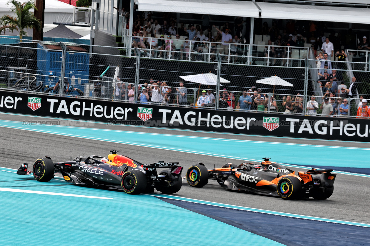 GP MIAMI, Max Verstappen (NLD) Red Bull Racing RB21 e Oscar Piastri (AUS) McLaren MCL39 battle for position.

04.05.2025. Formula 1 World Championship, Rd 6, Miami Grand Prix, Miami, Florida, USA, Gara Day.

- www.xpbimages.com, EMail: requests@xpbimages.com © Copyright: Moy / XPB Images