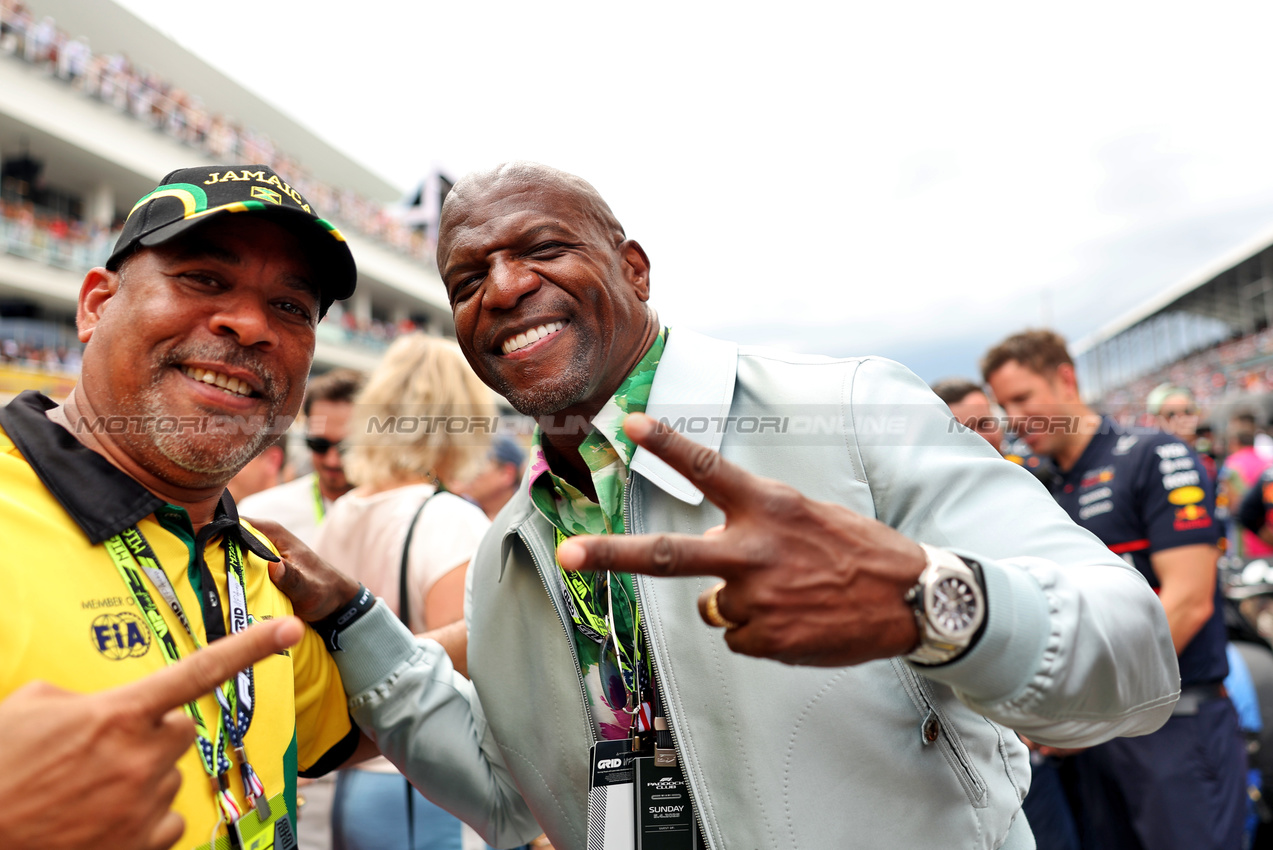 GP MIAMI, (L to R): Michael Strahan (USA) TV host (Left) on the grid with Terry Crews (USA) Actor.

04.05.2025. Formula 1 World Championship, Rd 6, Miami Grand Prix, Miami, Florida, USA, Gara Day.

- www.xpbimages.com, EMail: requests@xpbimages.com © Copyright: Bearne / XPB Images