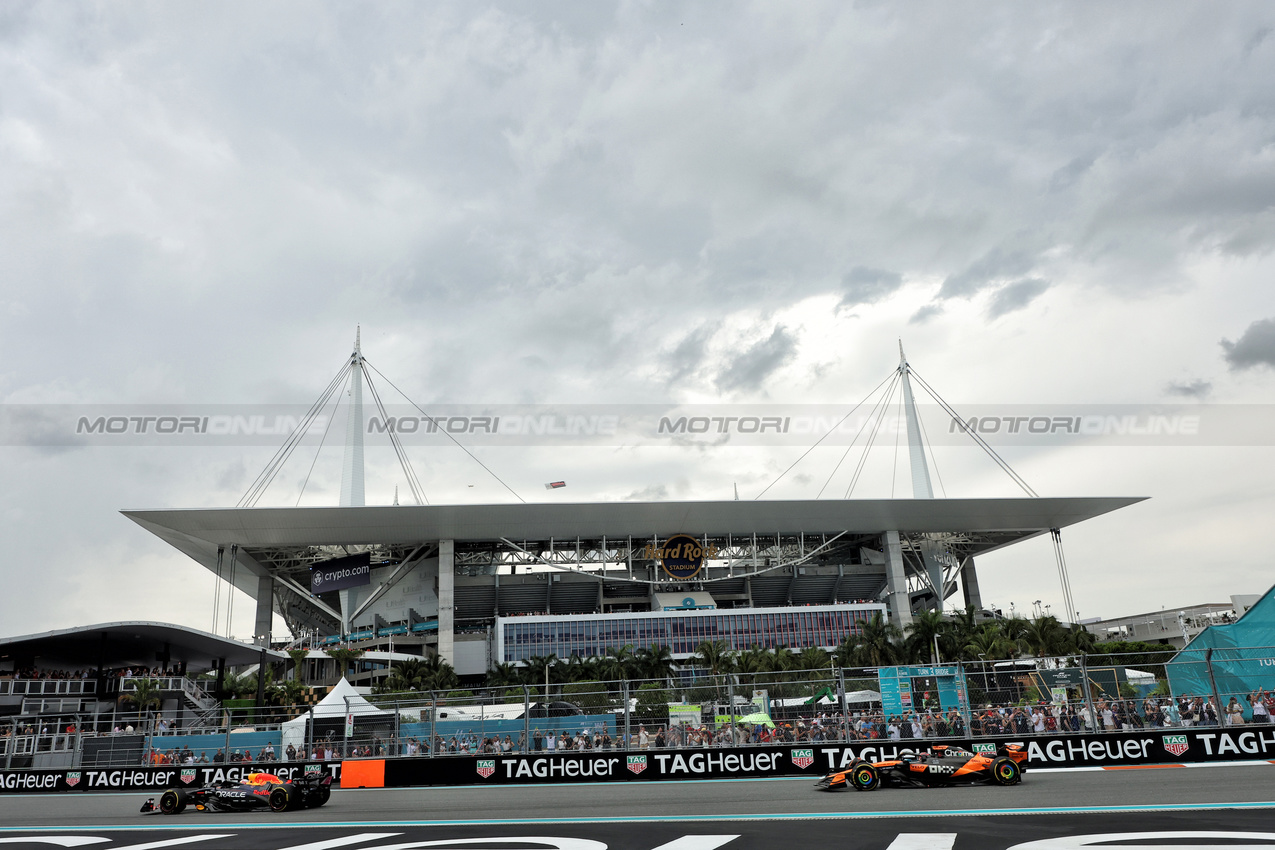 GP MIAMI, Max Verstappen (NLD) Red Bull Racing RB21 davanti a Oscar Piastri (AUS) McLaren MCL39.

04.05.2025. Formula 1 World Championship, Rd 6, Miami Grand Prix, Miami, Florida, USA, Gara Day.

- www.xpbimages.com, EMail: requests@xpbimages.com © Copyright: Bearne / XPB Images
