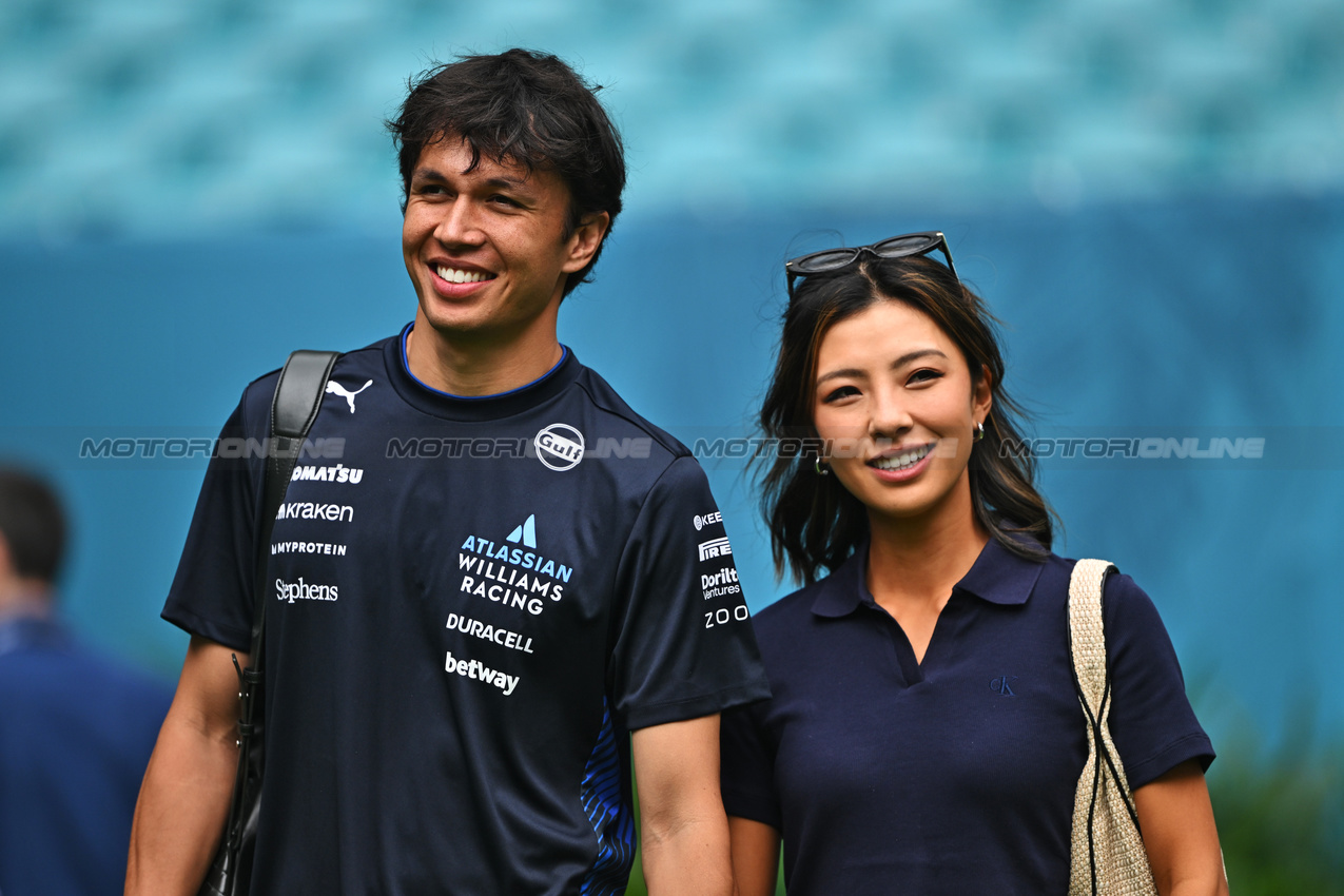 GP MIAMI, (L to R): Alexander Albon (THA) Atlassian Williams Racing with Domenica Muni Lily He (CHN) Professional Golfer.

04.05.2025. Formula 1 World Championship, Rd 6, Miami Grand Prix, Miami, Florida, USA, Gara Day.

- www.xpbimages.com, EMail: requests@xpbimages.com © Copyright: Price / XPB Images